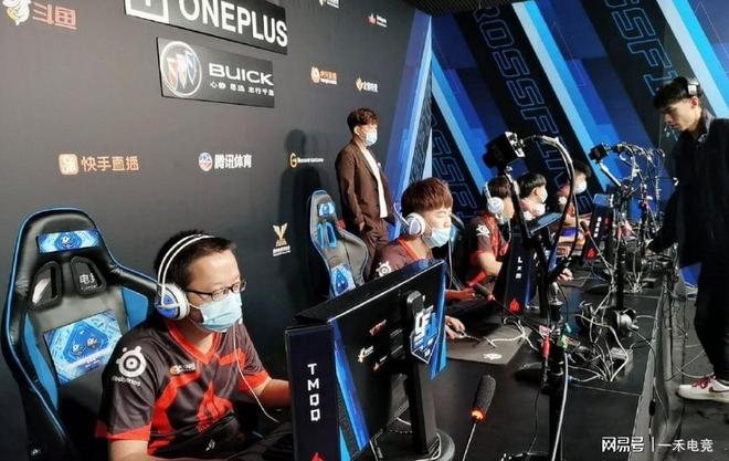 多方面的发 多方面的发